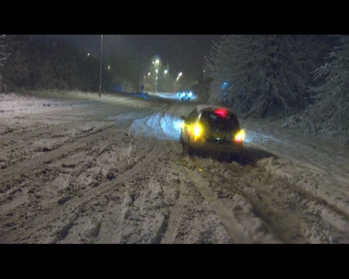 
英國中部大雪司機被困公路
