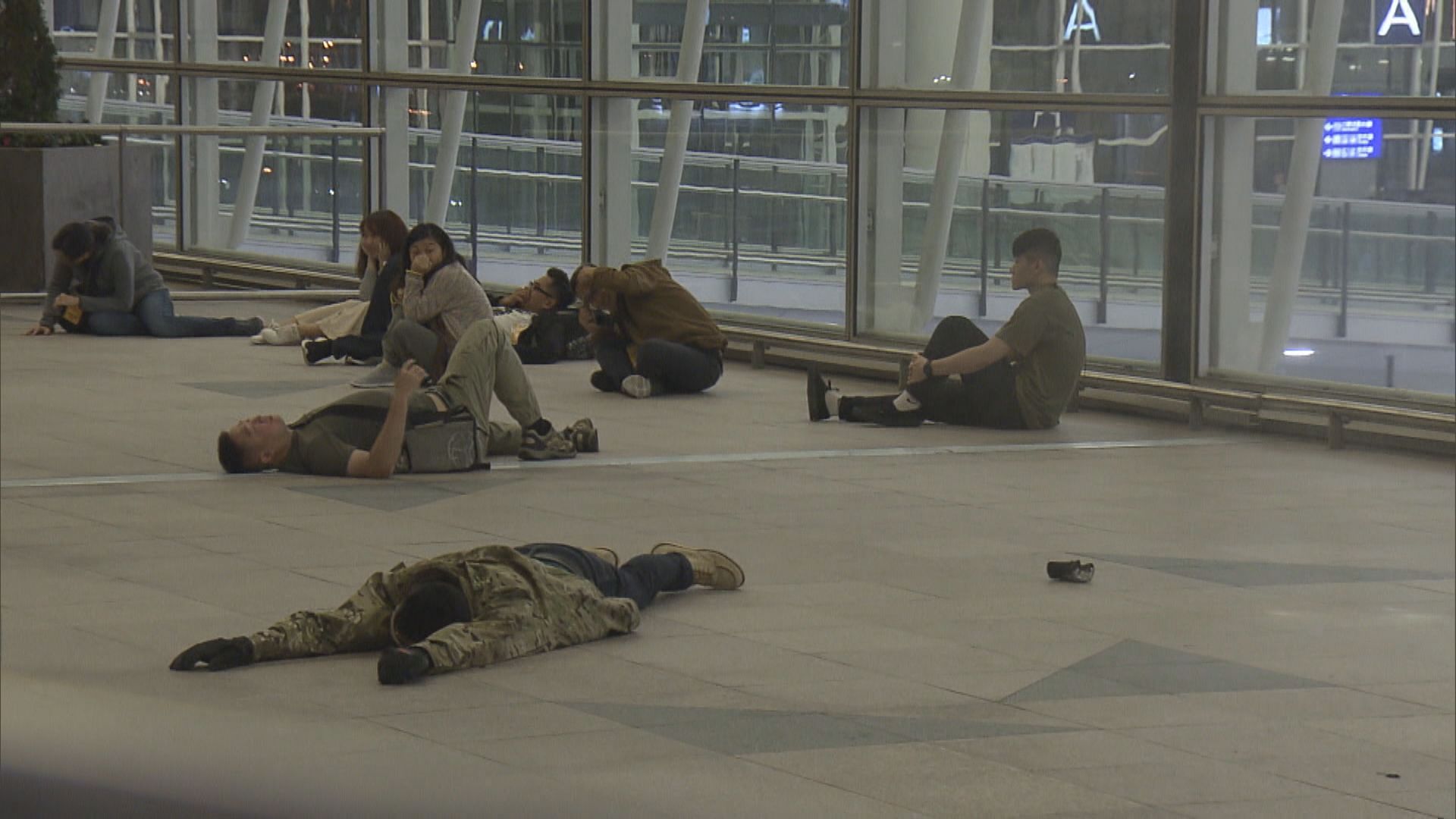 機場進行反恐演習模擬恐怖分子襲擊