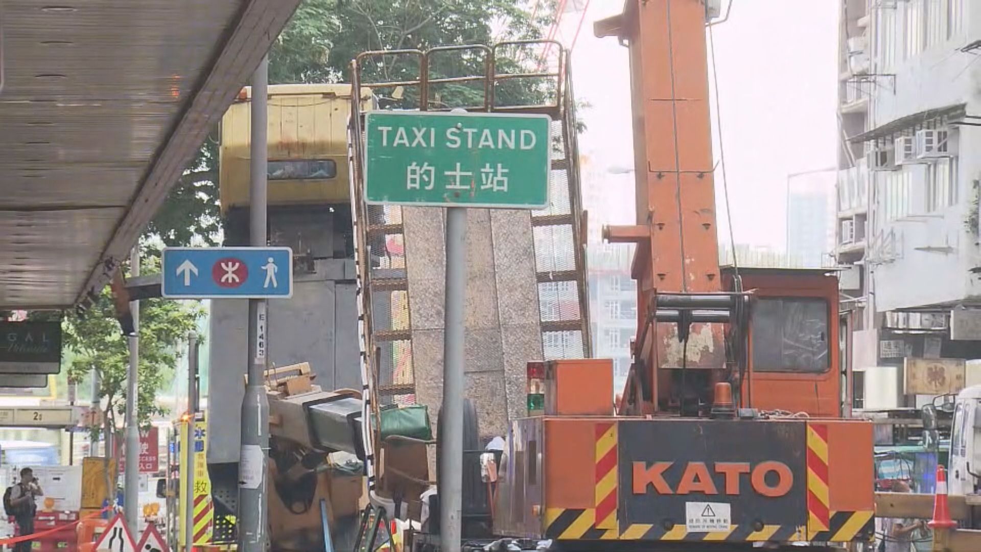 九龍城有拍攝場地升降台倒塌 初步8人受傷、其中1人昏迷
