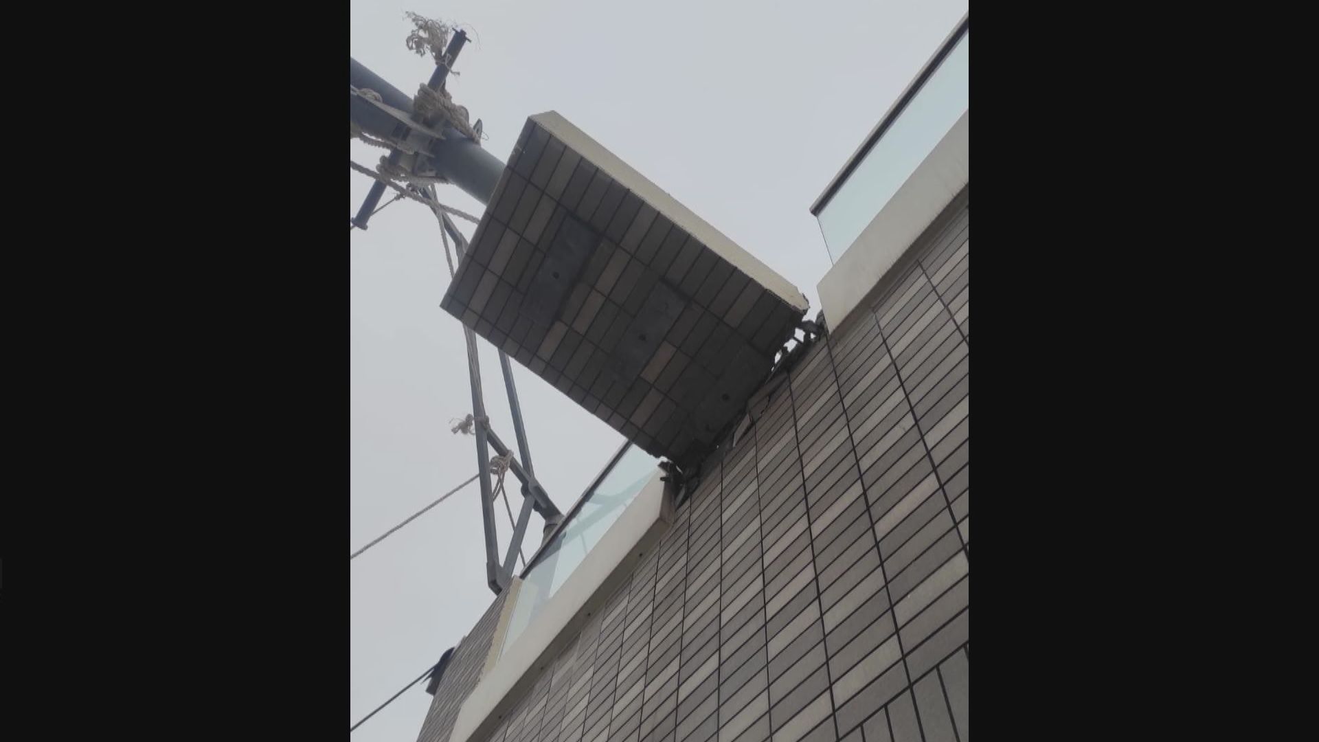 九龍城有大廈吊船傾側　一人受傷