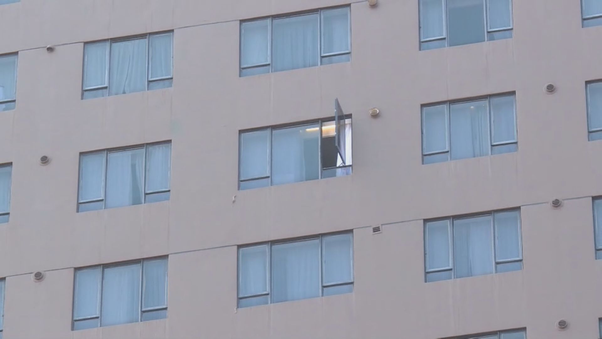 荃灣四死倫常案｜男子酒店墮樓亡　妻子及兩兒倒斃酒店房
