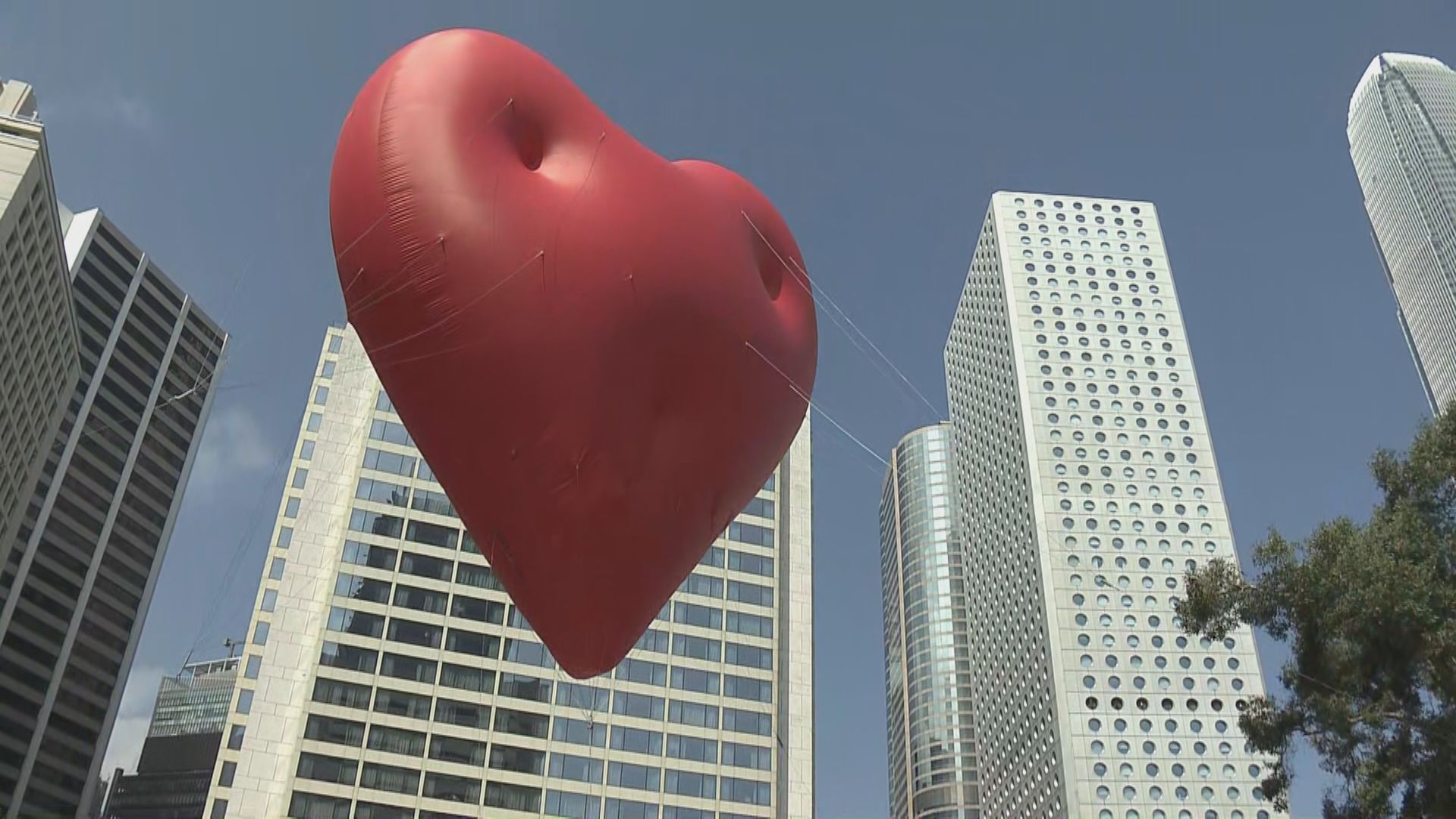 【情人節打卡】12米巨型Chubby Hearts今升空 迷你版全港快閃