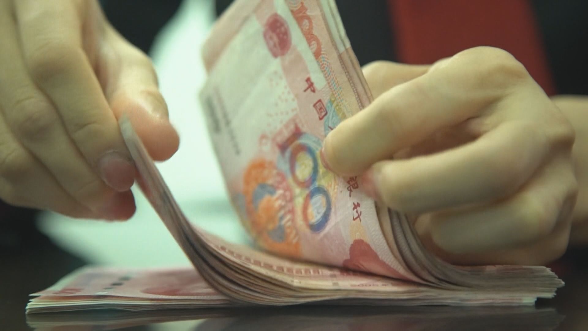【中國匯市】離岸人民幣轉弱至7.04兌一美元水平
