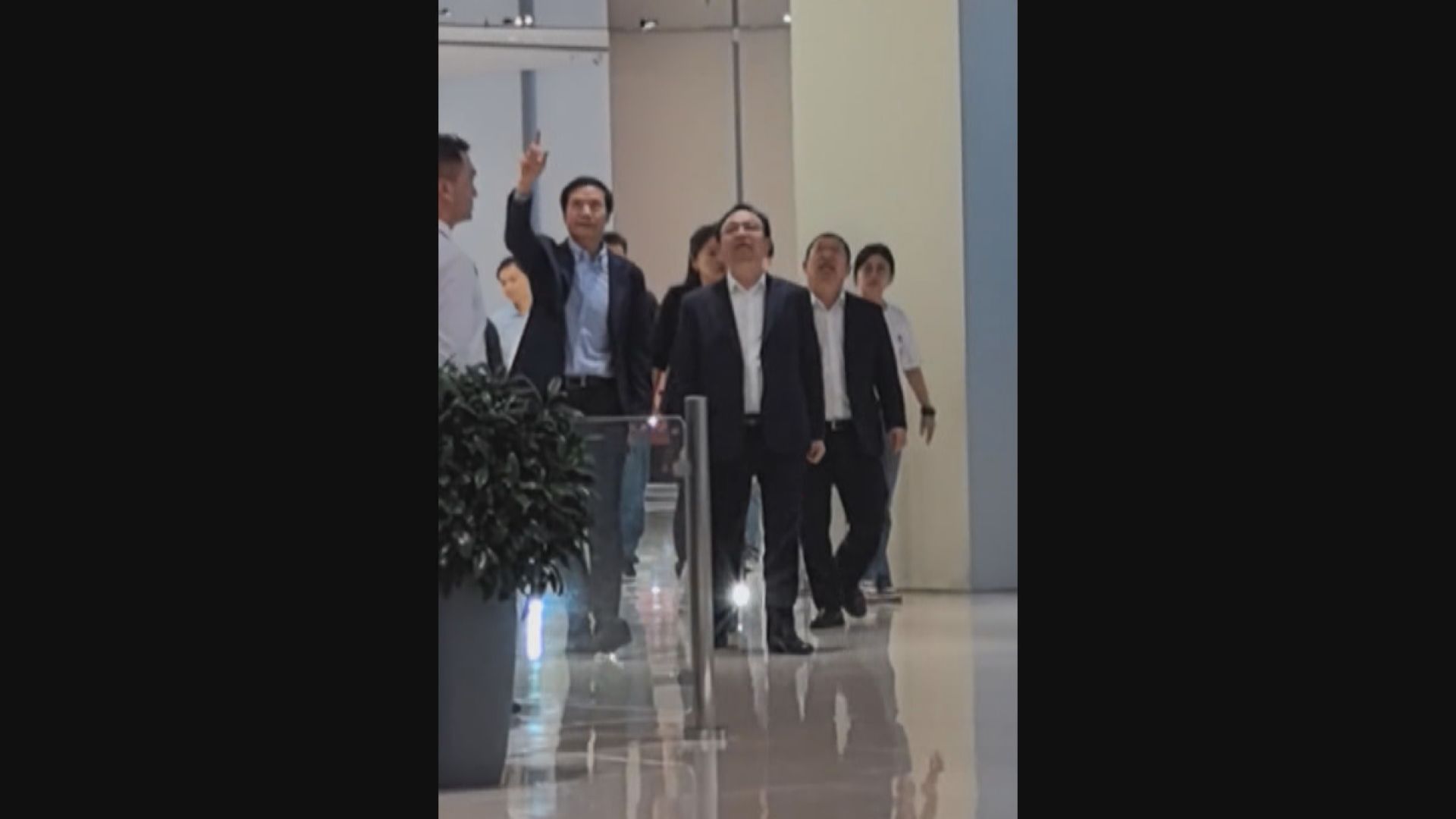 【長期合作伙伴】雷軍陪王傳福參觀小米車廠