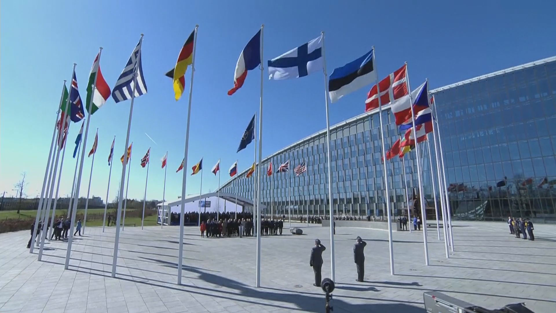 芬蘭正式加入北約　北約總部升起芬蘭國旗