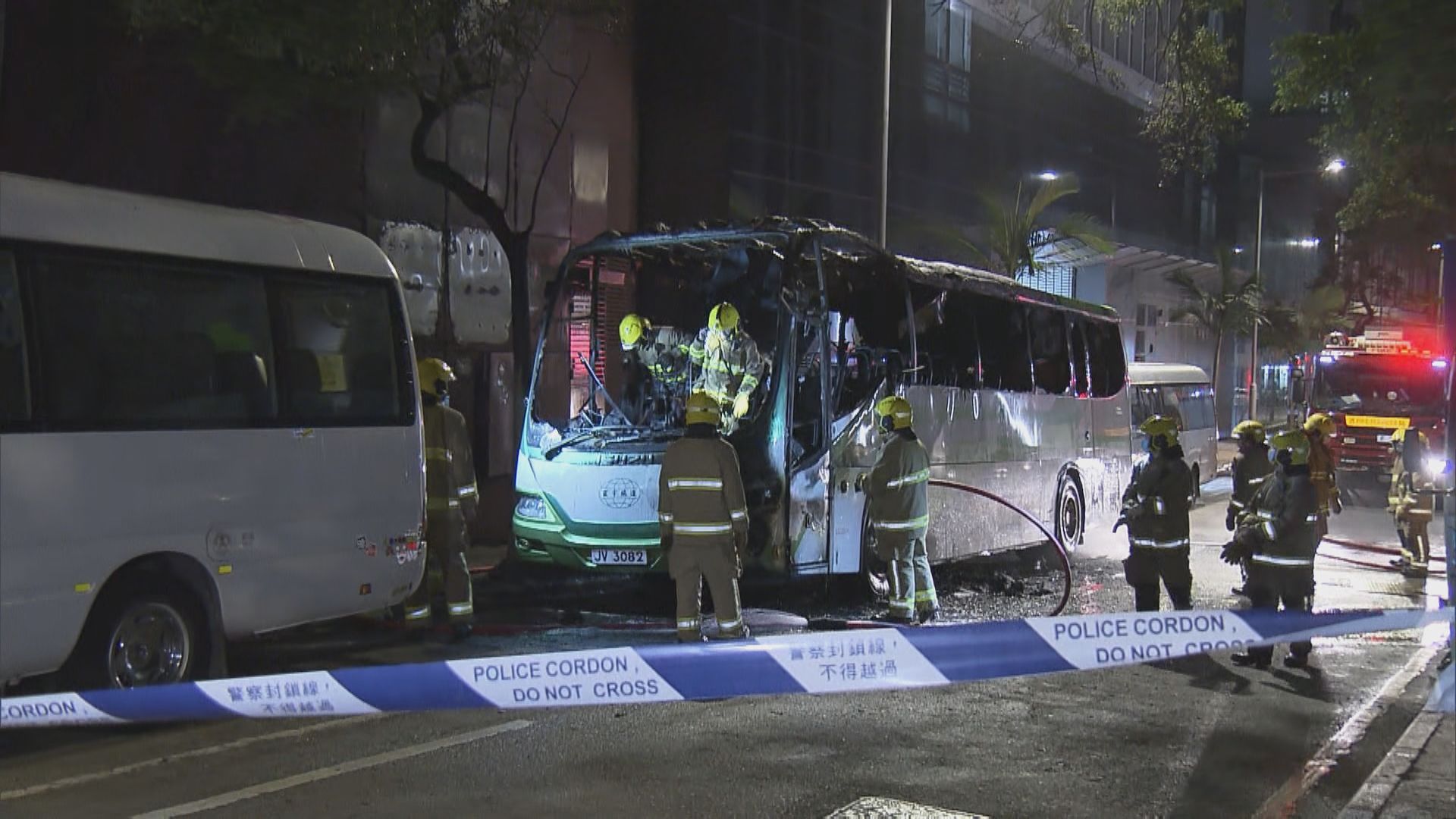 一輛旅遊巴在筲箕灣起火無人受傷