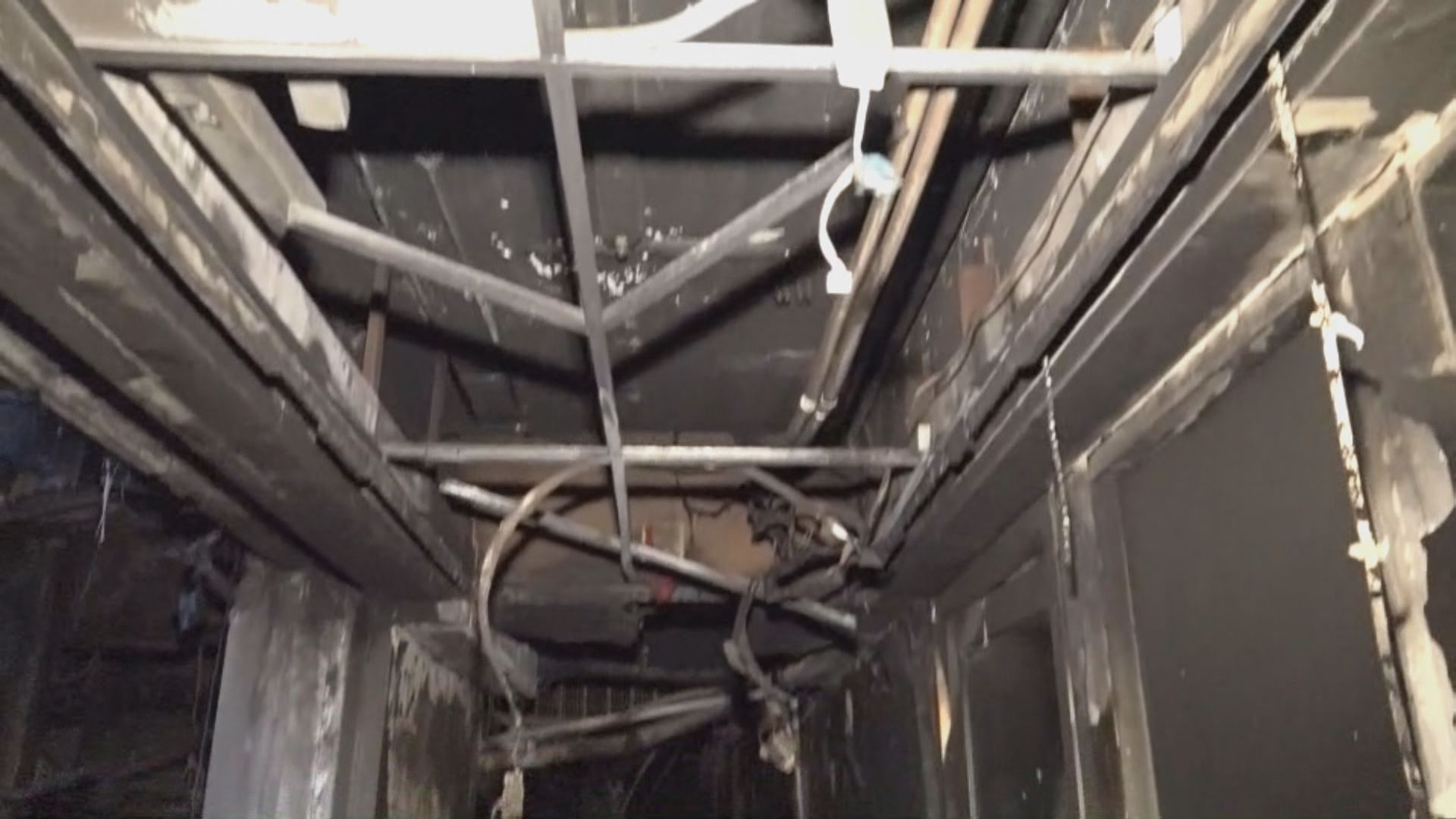 華豐大廈三級火 災後天井布滿燒毀雜物