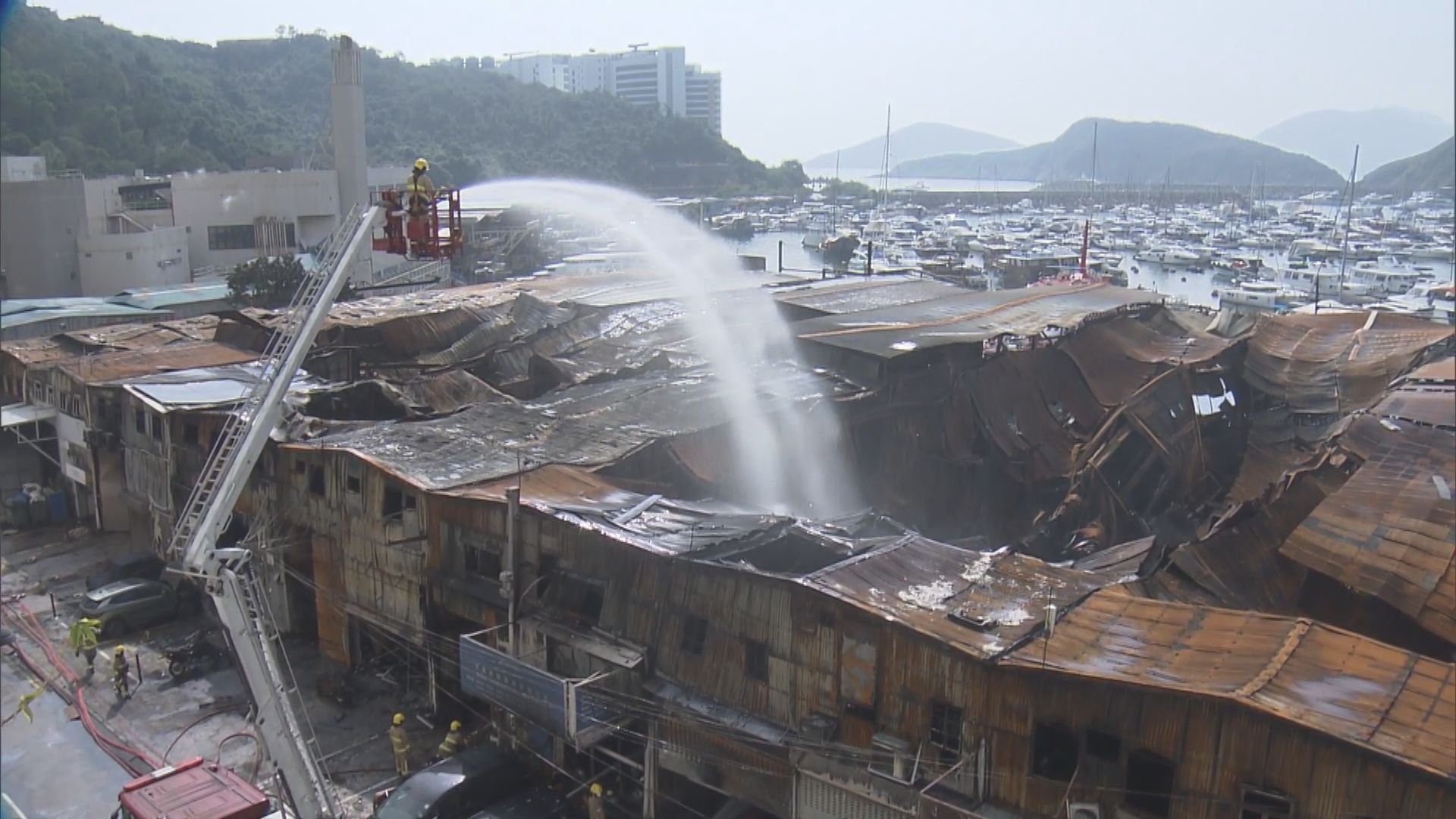 香港仔船廠三級火　消防員今早向火場射水降溫