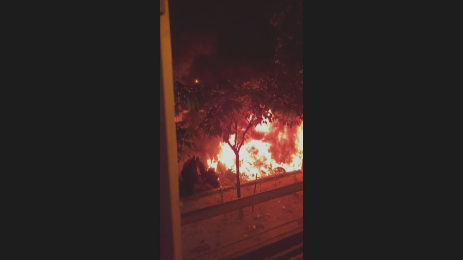 葵涌荔景邨十多輛電單車遭縱火燒毀