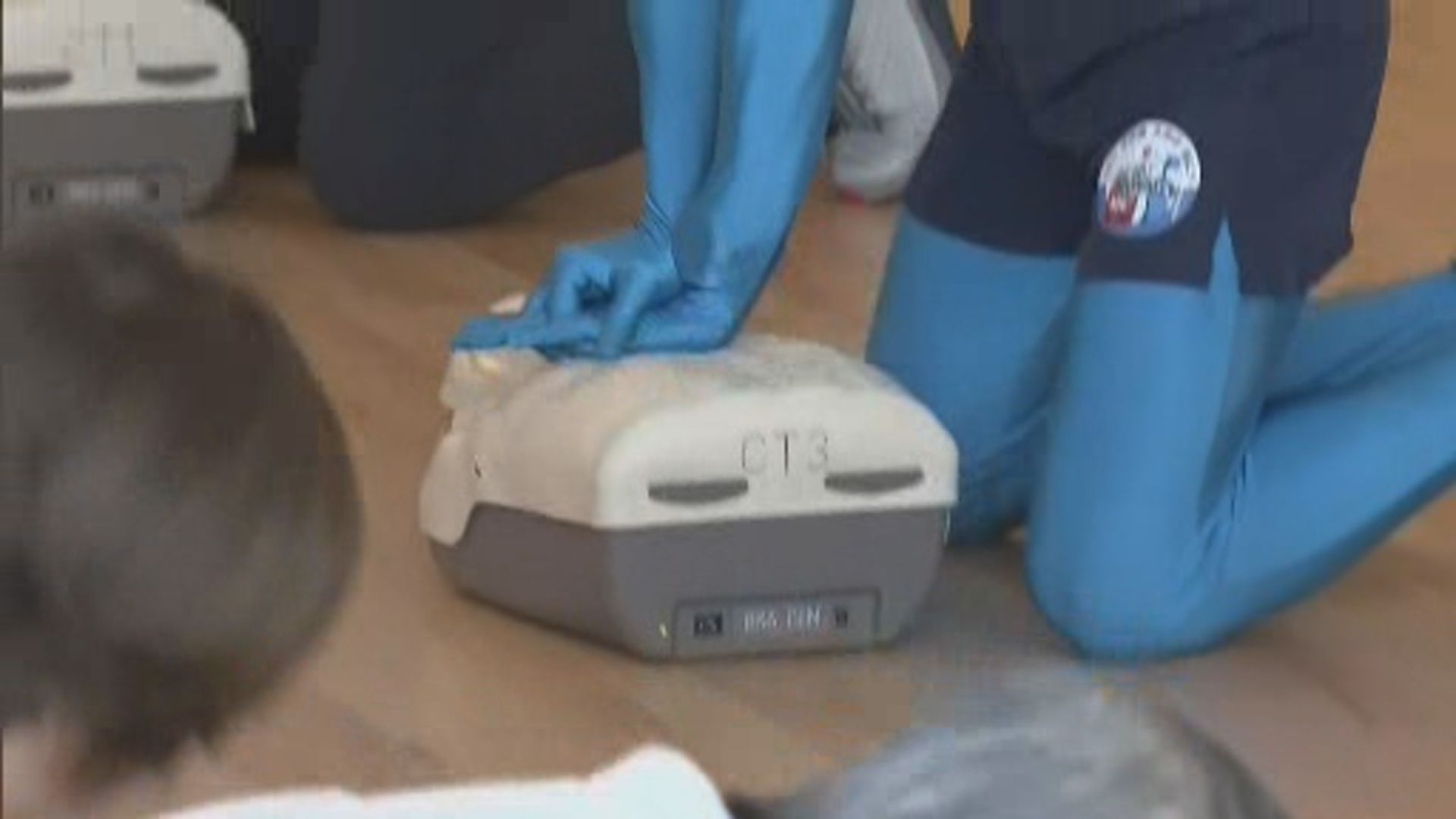 消防處向物管業界推廣AED機　「任何人」帶領做心肺復甦