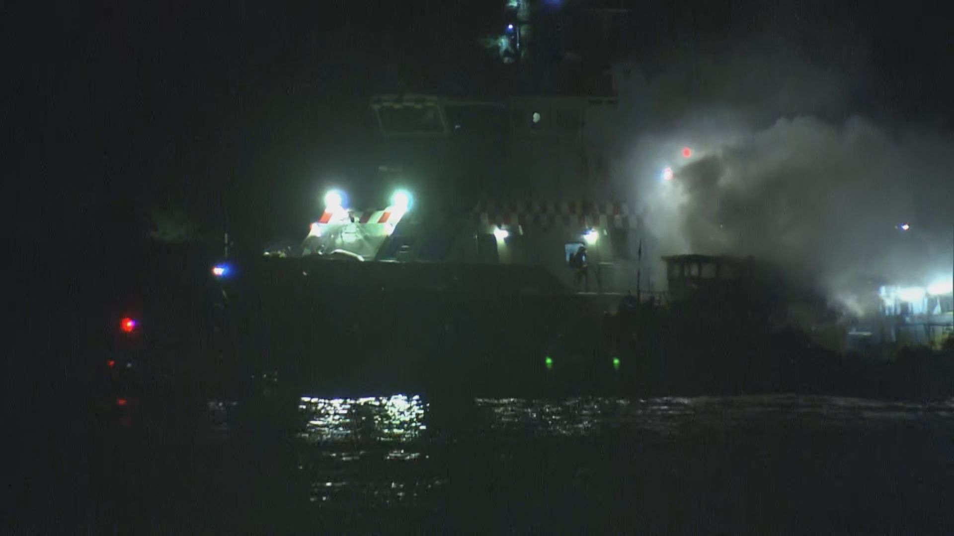 西區對開漁船疑通風口過熱起火　兩船員獲救送院