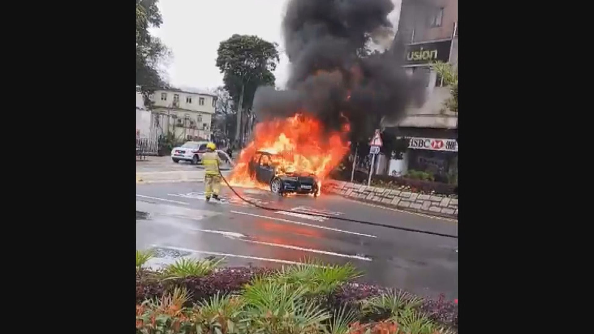 西貢私家車起火冒煙無人傷
