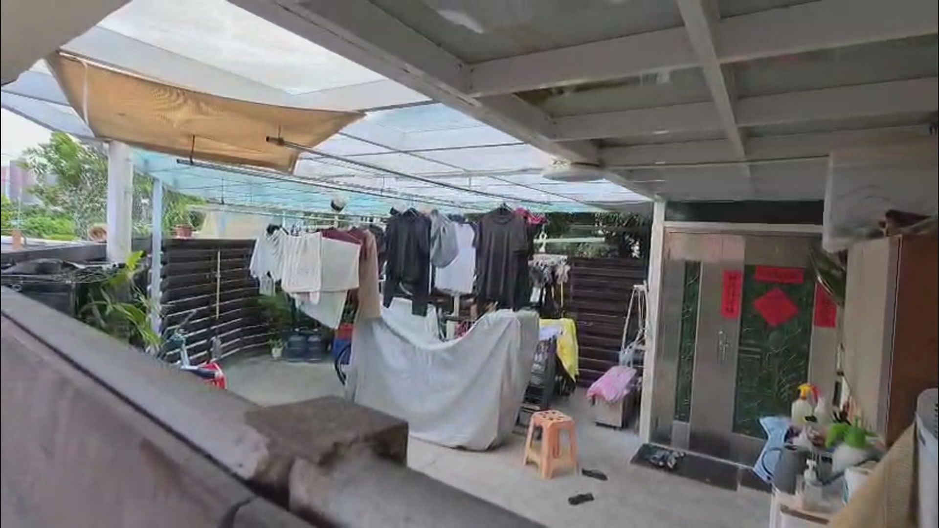 屯門村屋電動滑板車疑過熱起火　一家三口受傷送院