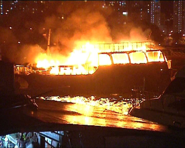 
香港仔避風塘遊艇起火無人傷