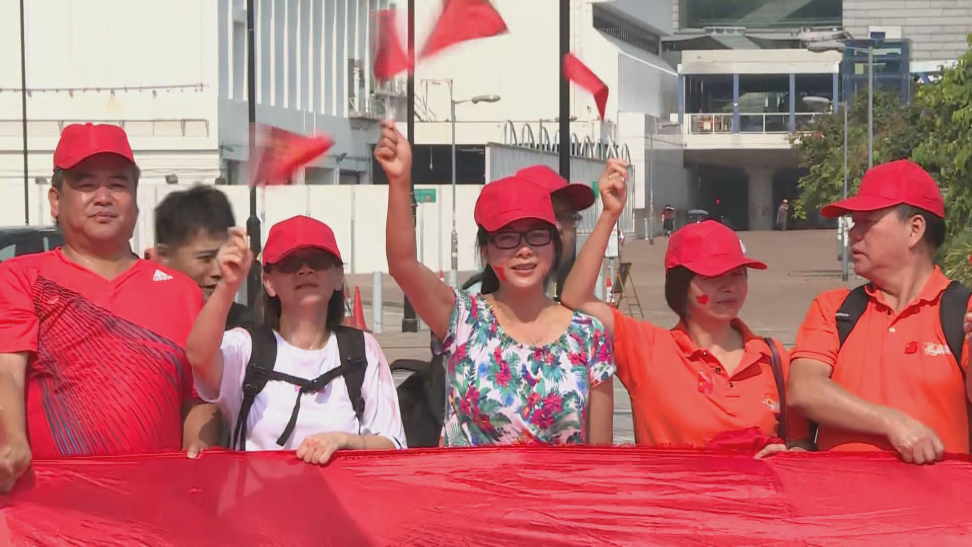 守護香港組義工隊於多區守護國旗