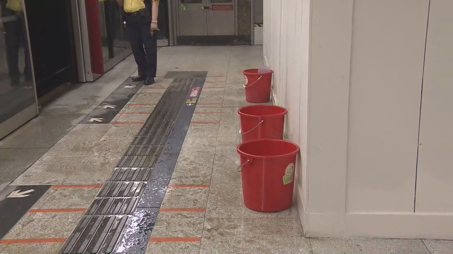 【黃大仙站再關閉】港鐵稱月台滴水至架空電纜引起故障