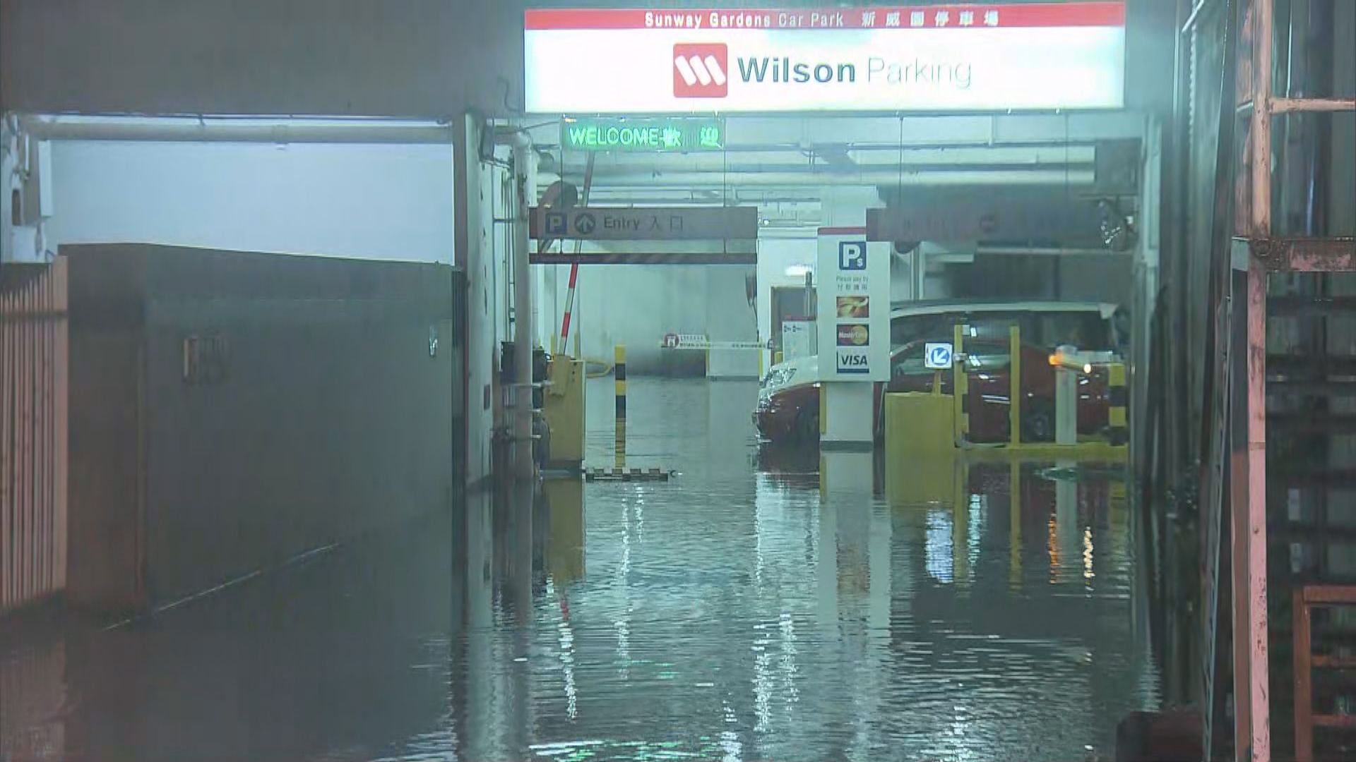 鰂魚涌屋苑停車場被水淹浸