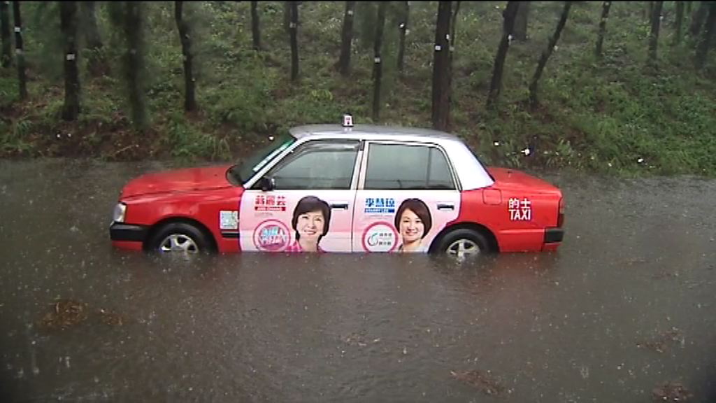 暴雨警告期間九龍灣的士被困