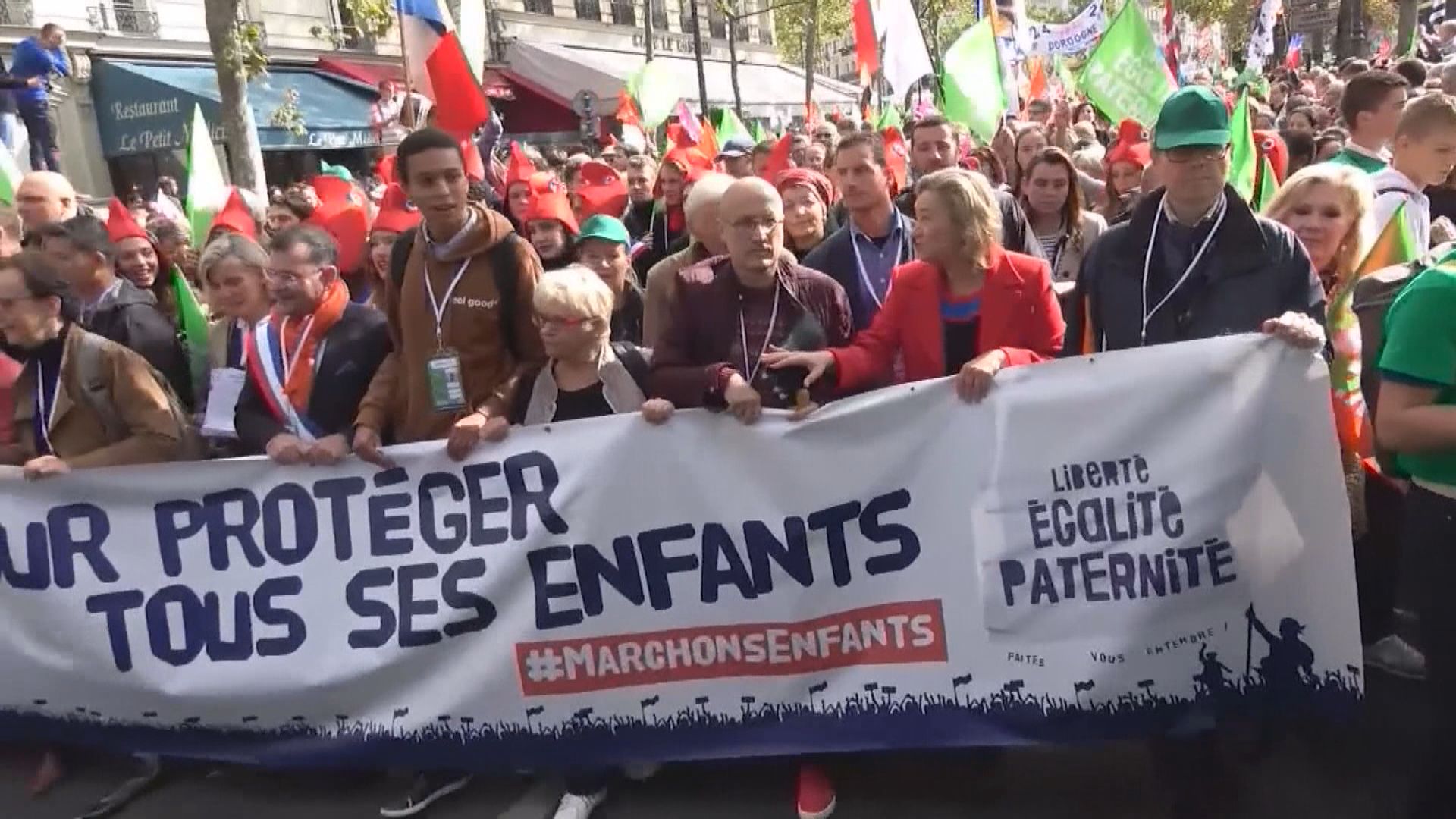 巴黎有民眾遊行反對人工受孕新法案