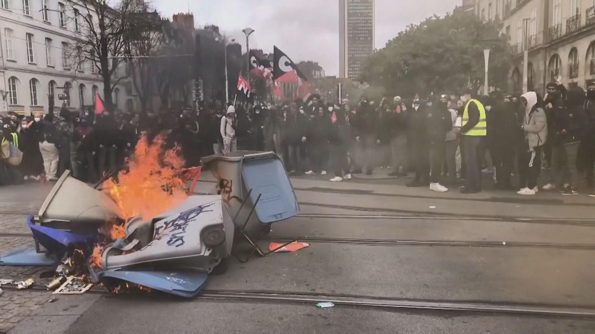 法國反退休改革示威者與警衝突　至少80人被捕