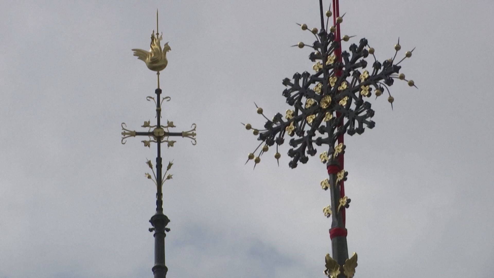 經歷火災的巴黎聖母院十字架重新安放