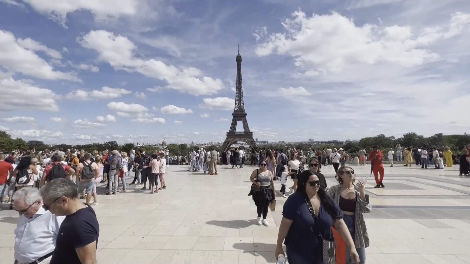巴黎艾菲爾鐵塔接炸彈恐嚇一度關閉