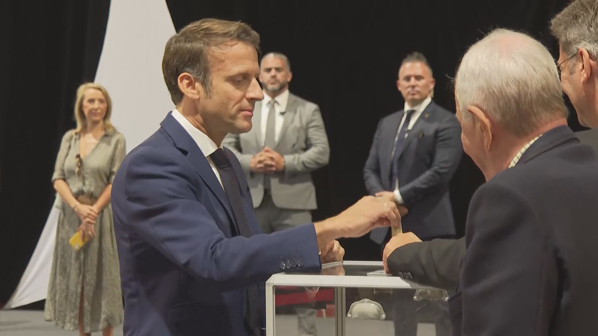 法國國民議會選舉首輪投票兩大陣營叮噹馬頭