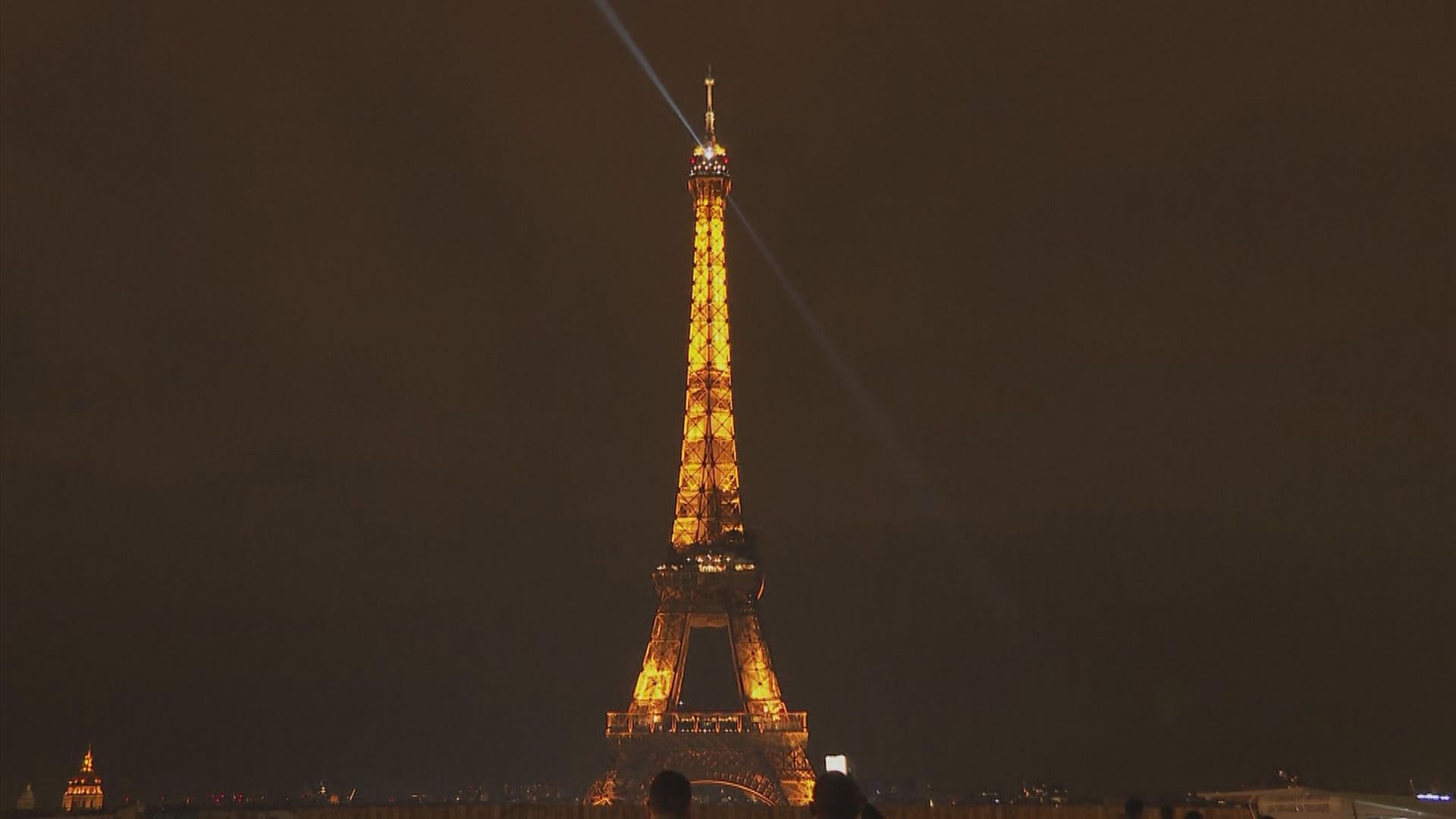 巴黎艾菲爾鐵塔提早關燈時間　應對能源危機