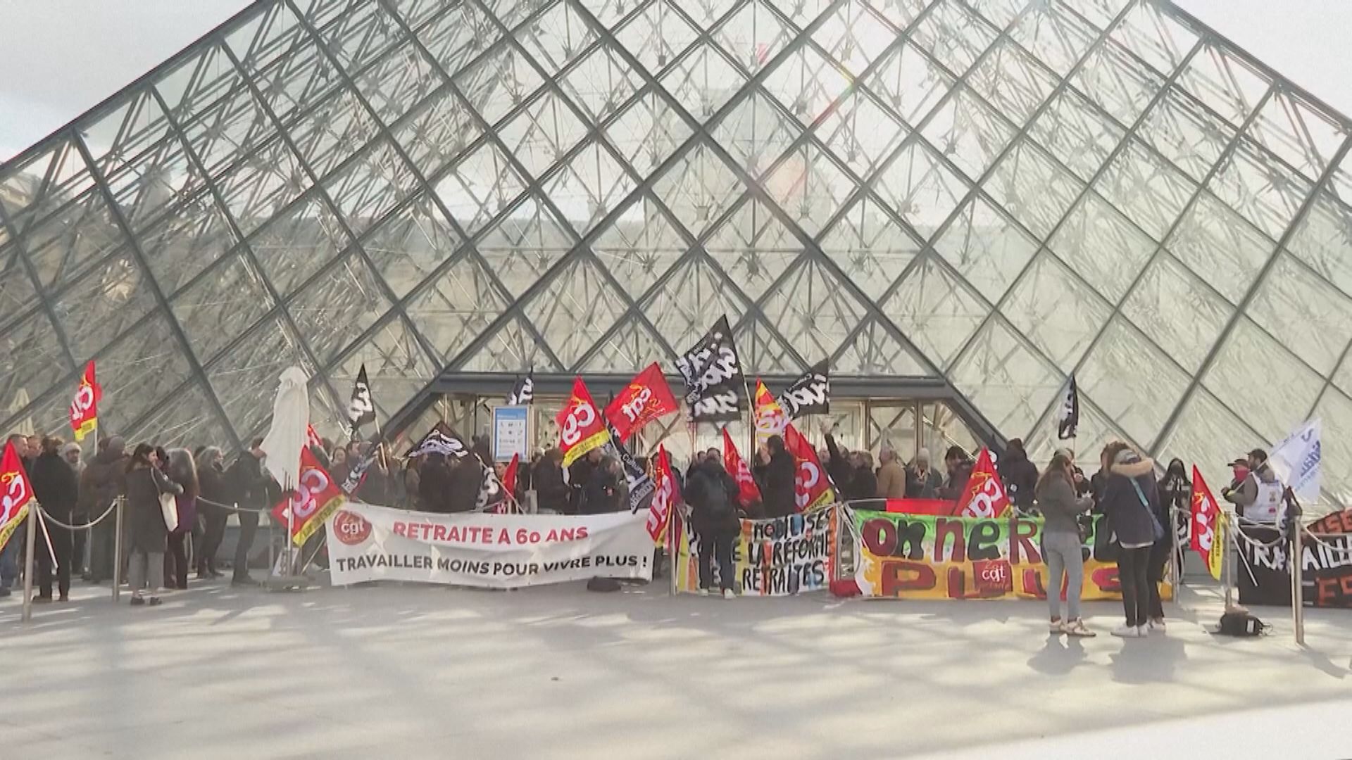 法國工會示威堵塞羅浮宮入口　迫使博物館關門