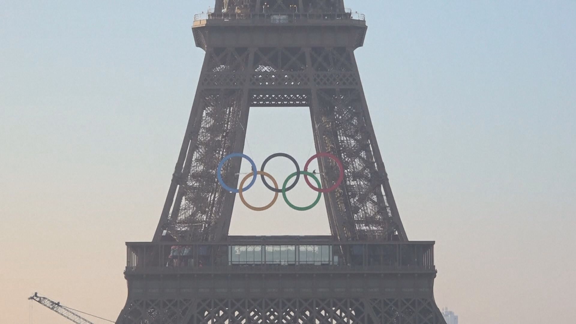 巴黎艾菲爾鐵塔掛上奧運五環標誌