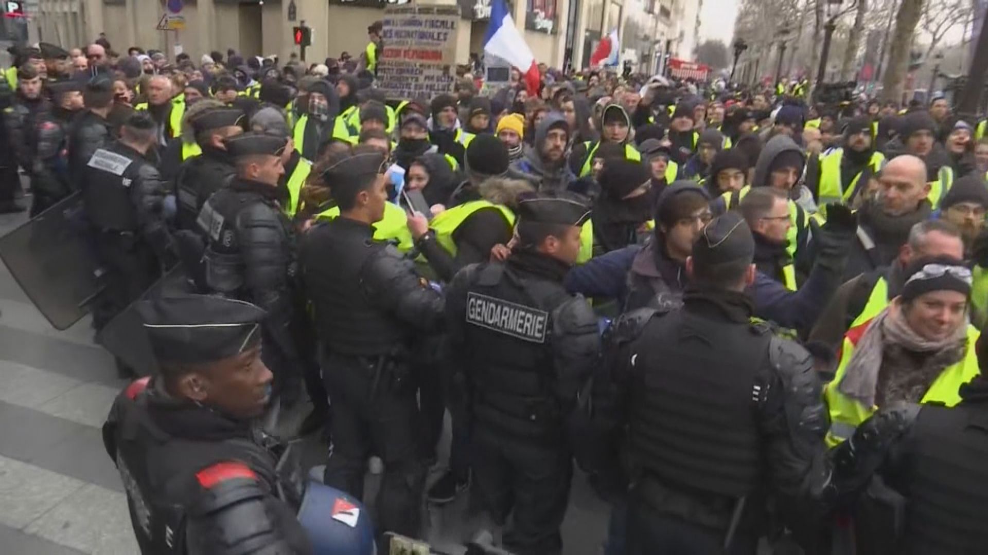 法國警方稱黃背心示威人數比上周末減少