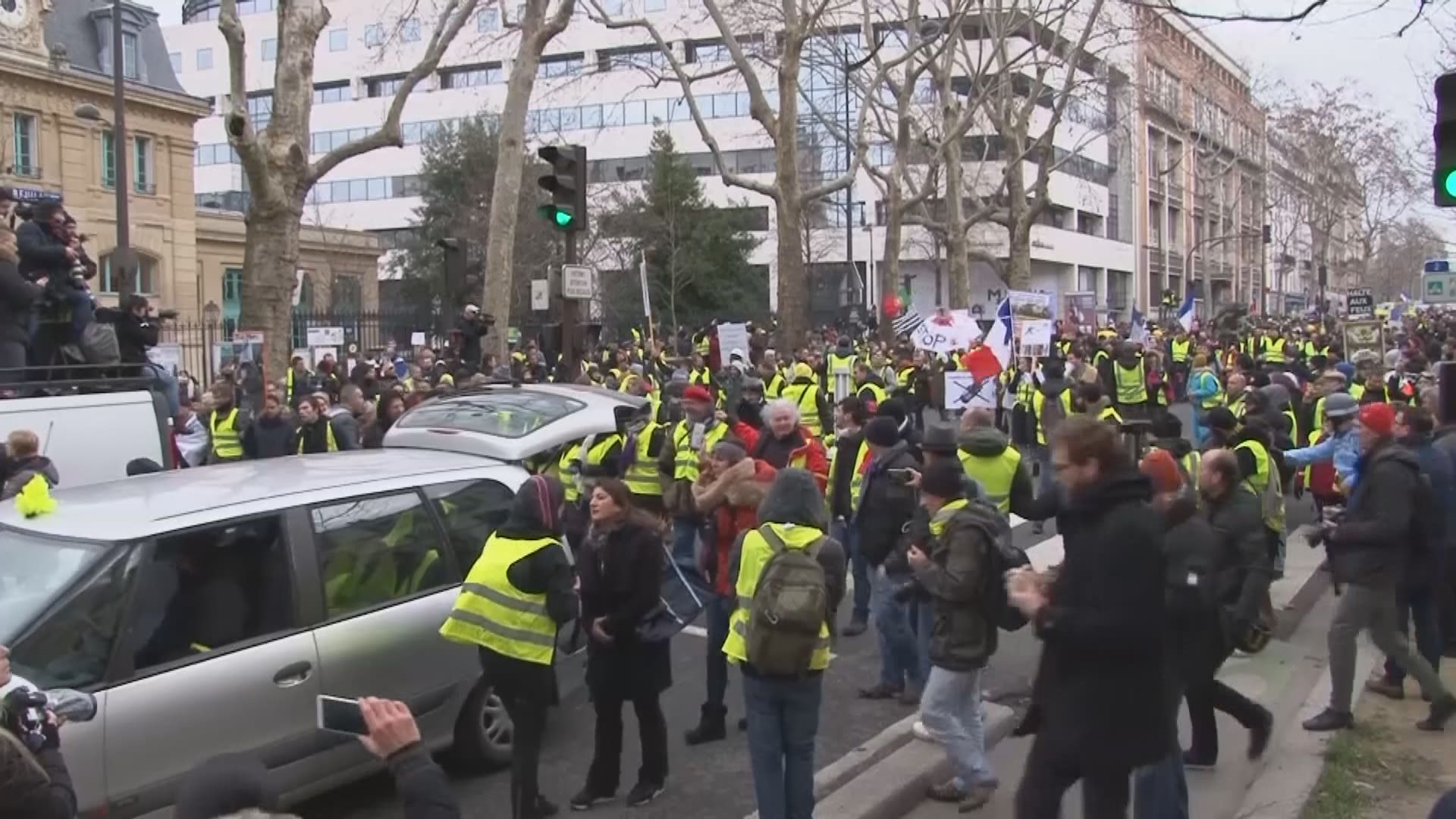 法國連續第12個周末爆黃背心示威