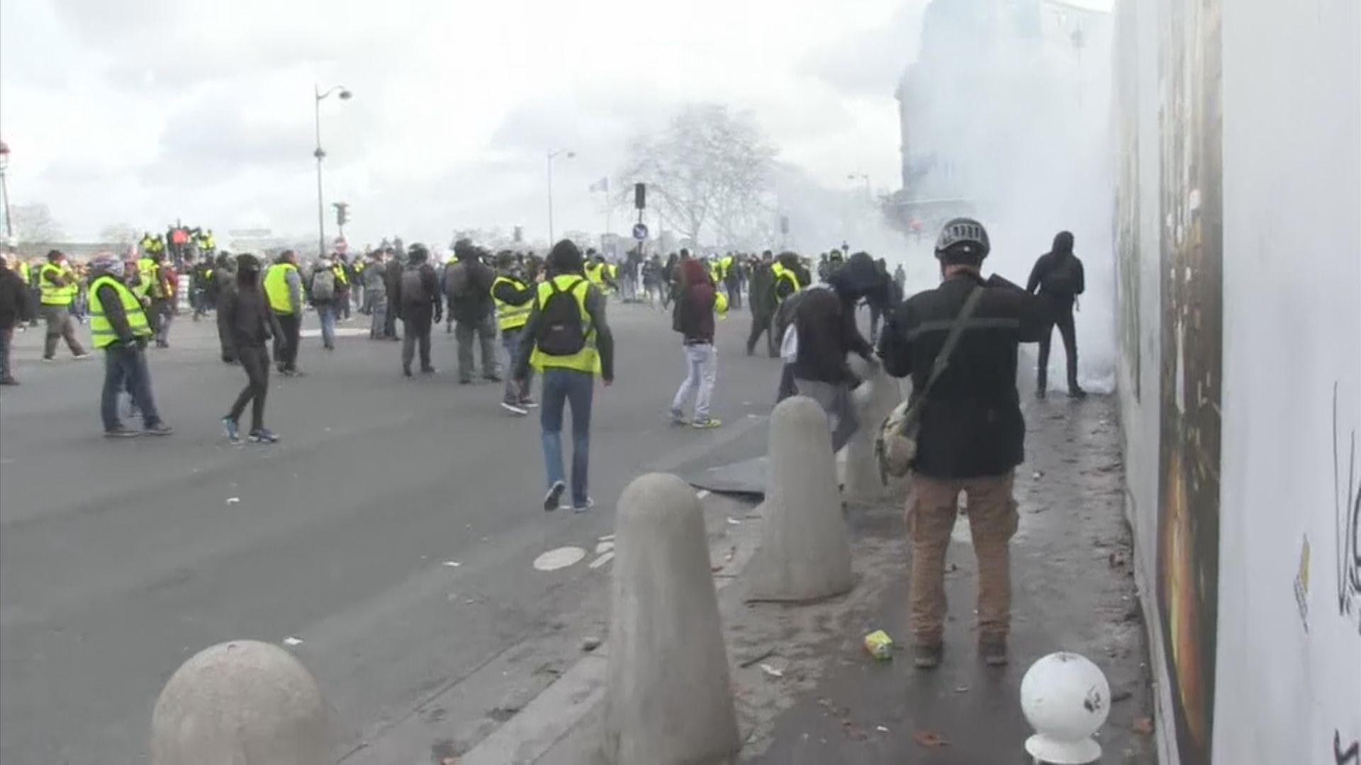 法國有黃背心示威者被炸斷手