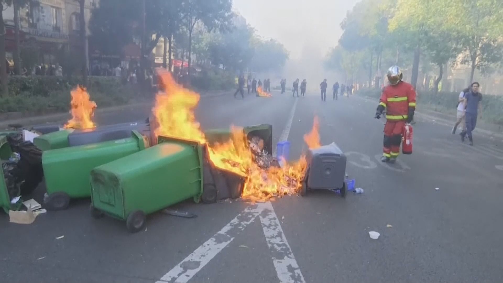 巴黎黑衣示威者堵路縱火破壞