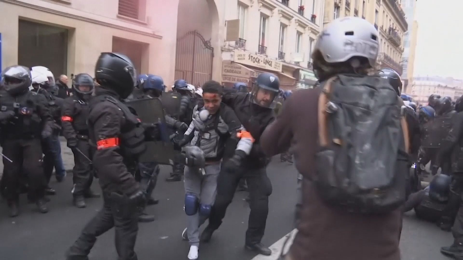 法國大罷工示威者與警察爆發新一輪衝突