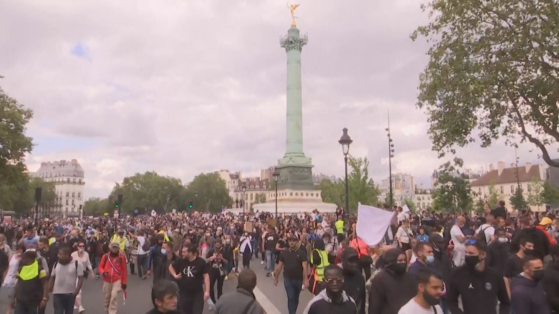 法國巴黎有示威反對健康通行證