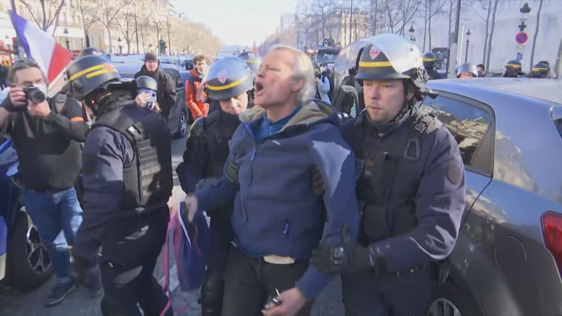 法國巴黎有民眾駕車示威　警方發射催淚氣體驅散