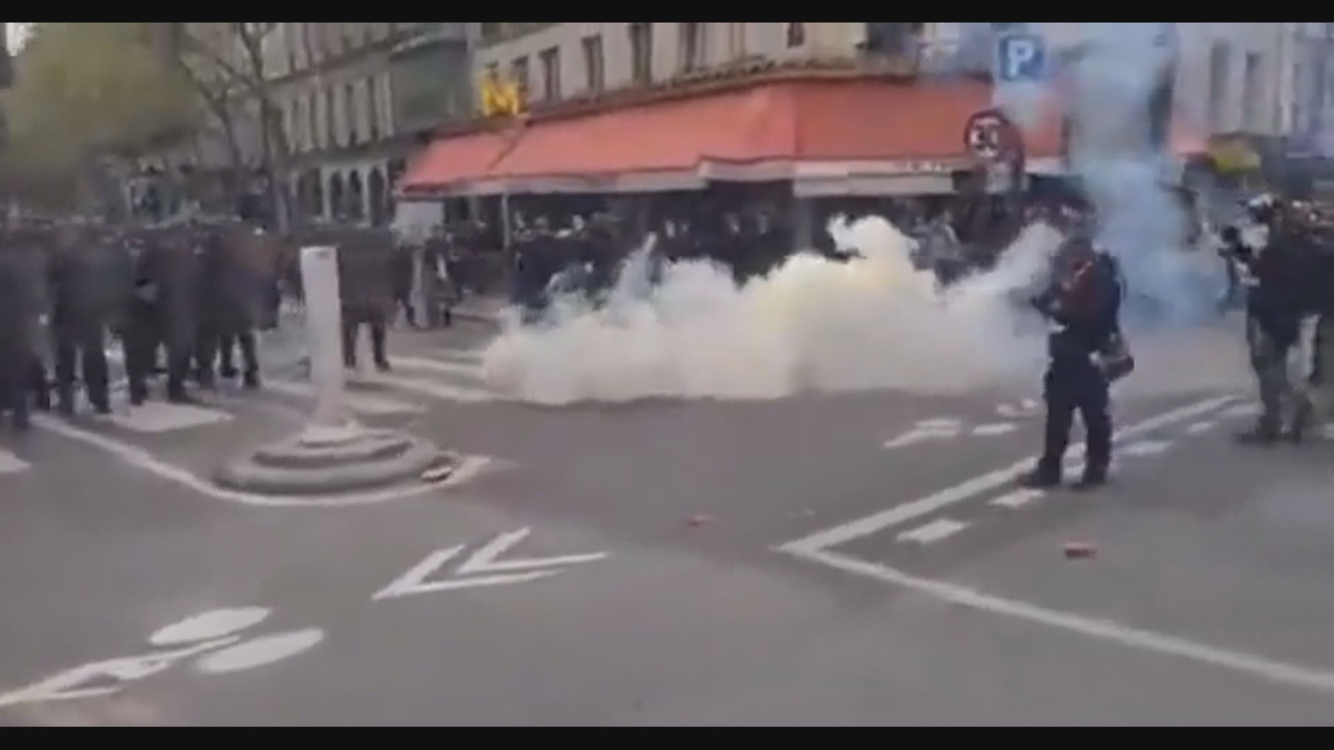 法國巴黎民眾示威抗議物價飆升　梅朗雄批馬克龍領導無方