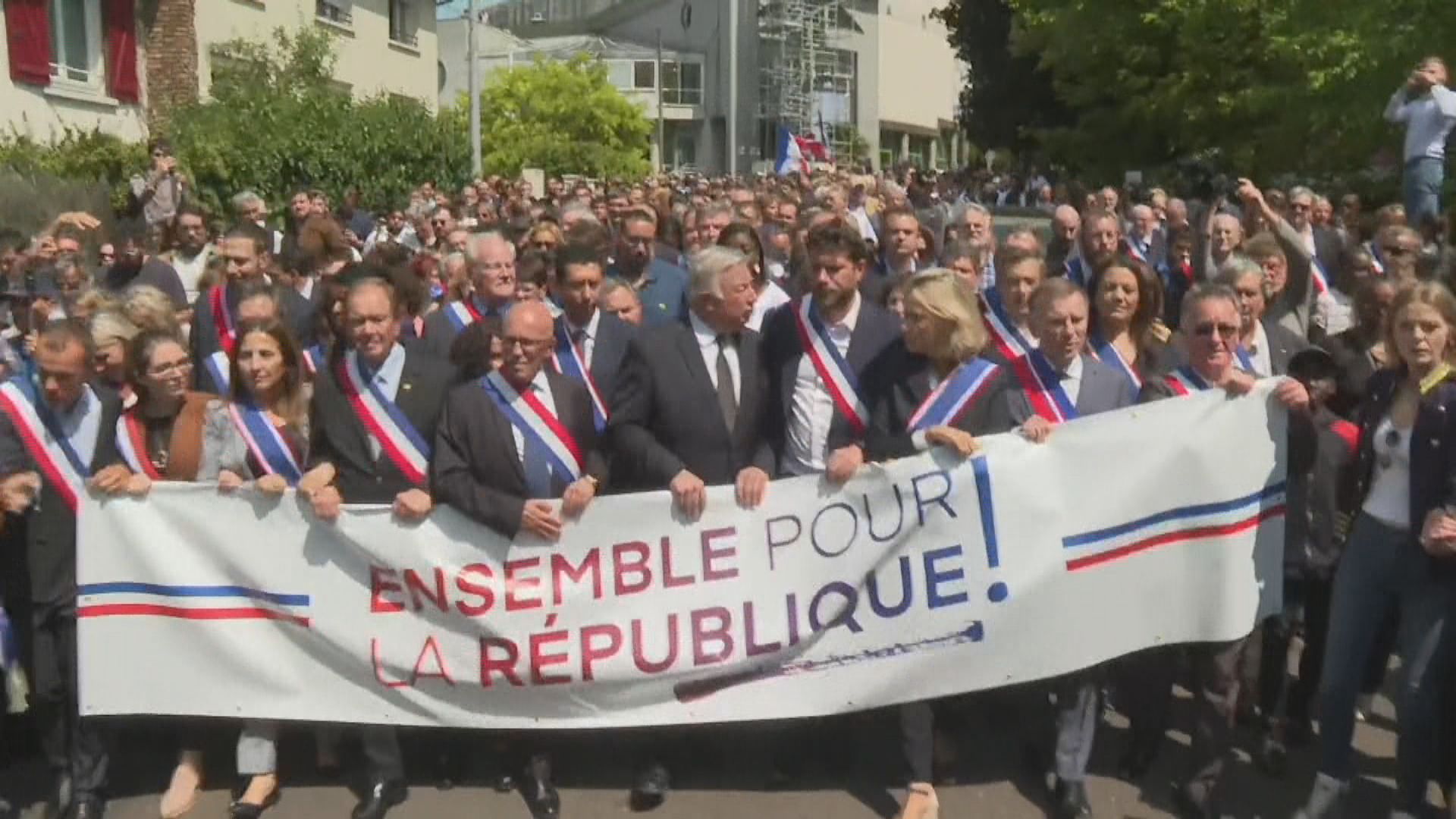 法國多名市長發起反暴力遊行