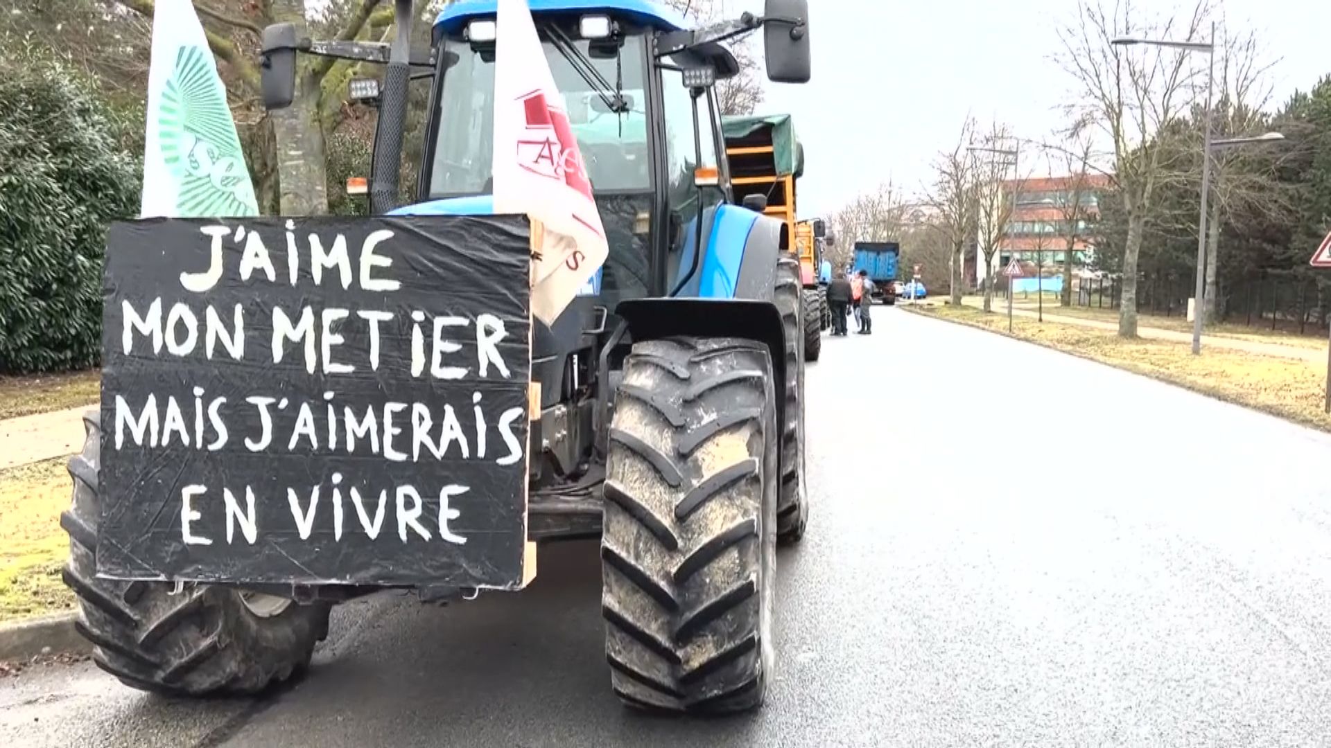 法國農民堵塞公路抗議 有車撞上路障致一死兩傷