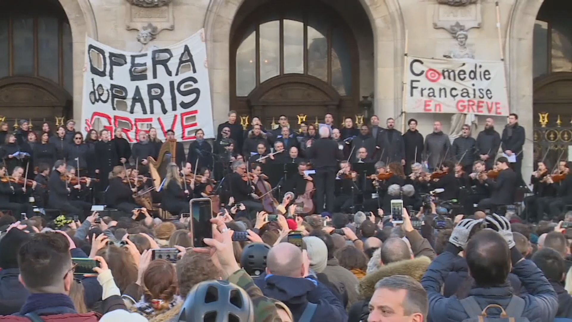巴黎歌劇院外免費露天音樂會聲援示威
