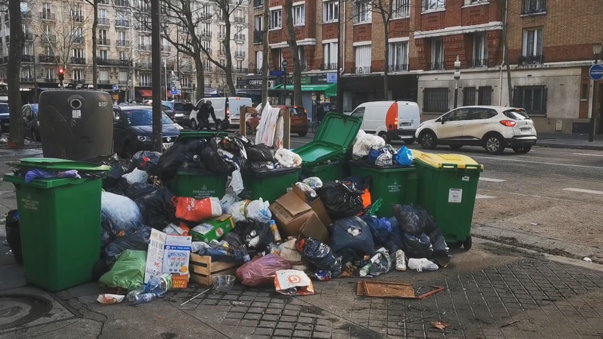 法國反退休改革罷工持續　巴黎街頭垃圾堆積如山