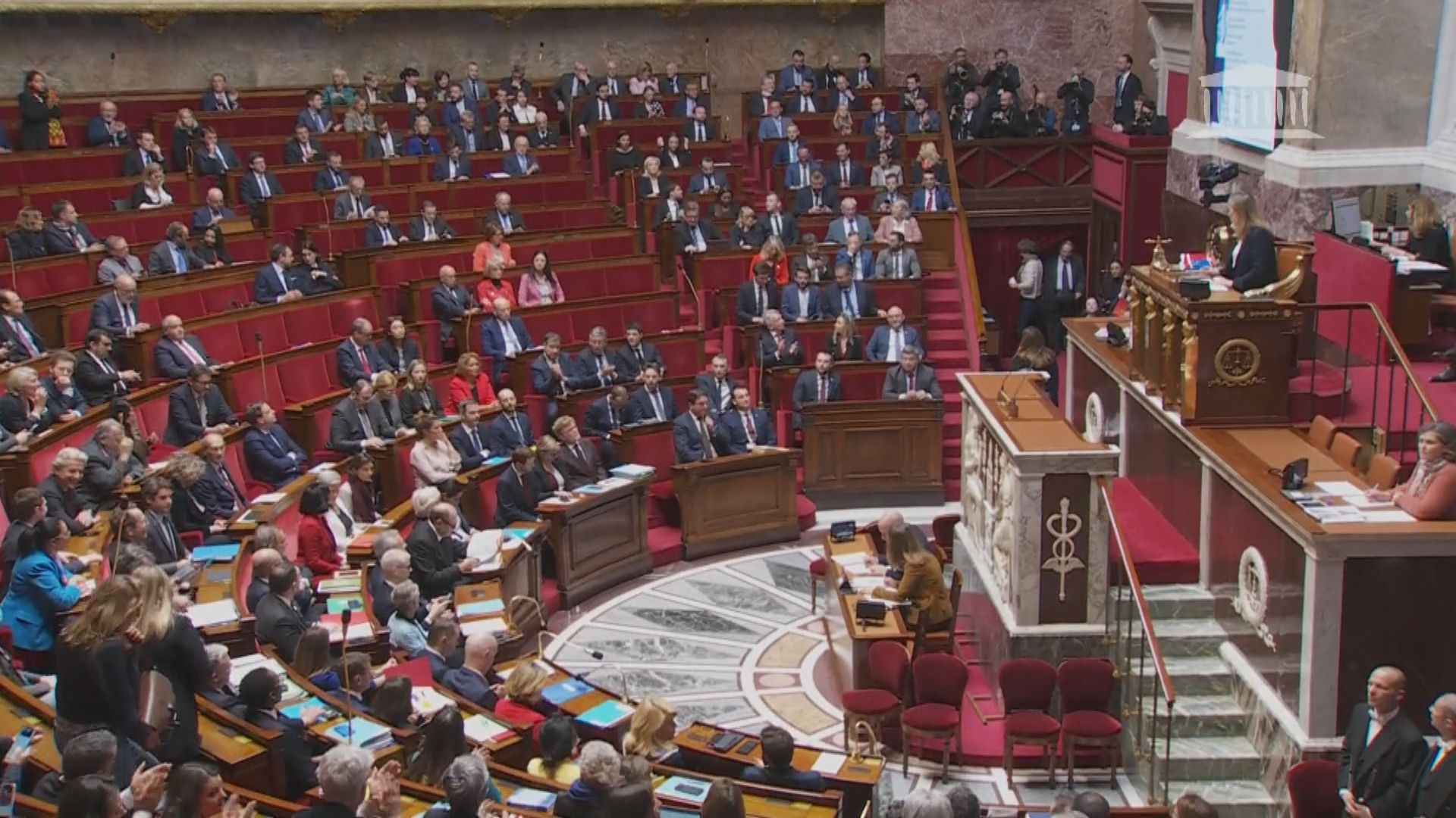 法國國民議會就不信任動議展開辯論