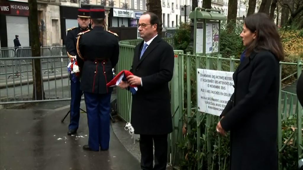 奧朗德為巴黎連環恐襲紀念牌匾揭幕