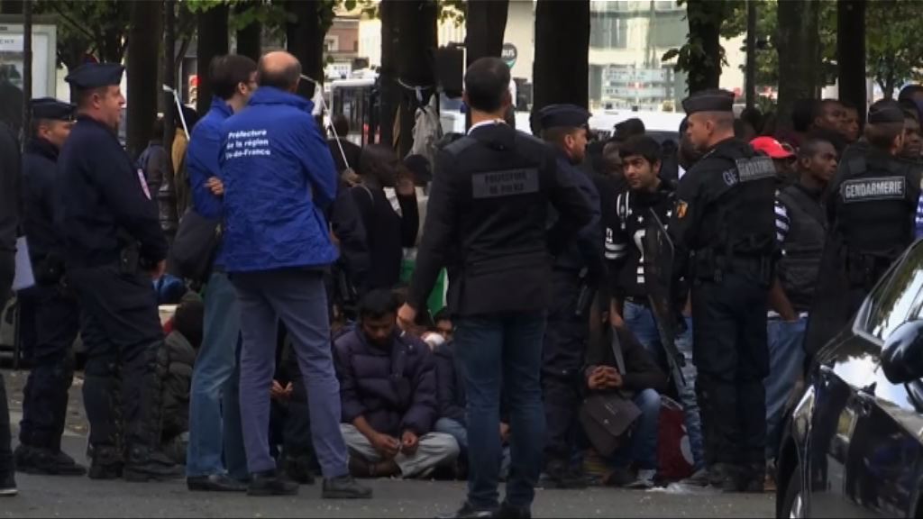 法國警方在難民露宿點清場