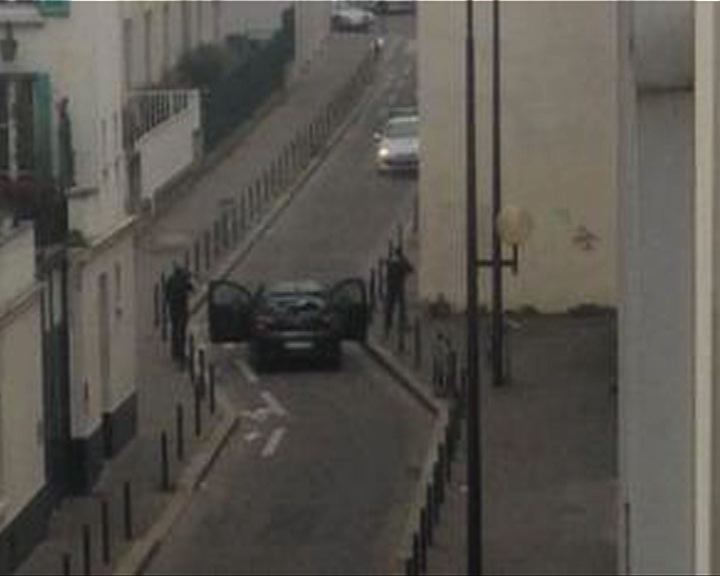 
巴黎雜誌社襲擊案　18歲疑犯到警署自首