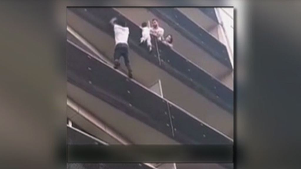 巴黎一男子徒手爬上四樓救小孩