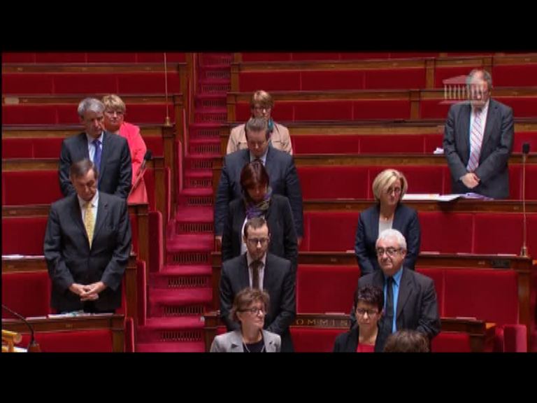 法國國會開始前為車禍遇難者默哀