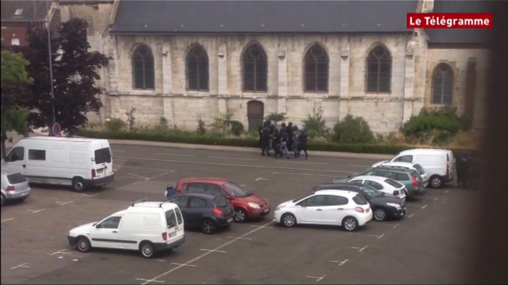 法國教堂挾持案　伊斯蘭國發放襲擊者片段