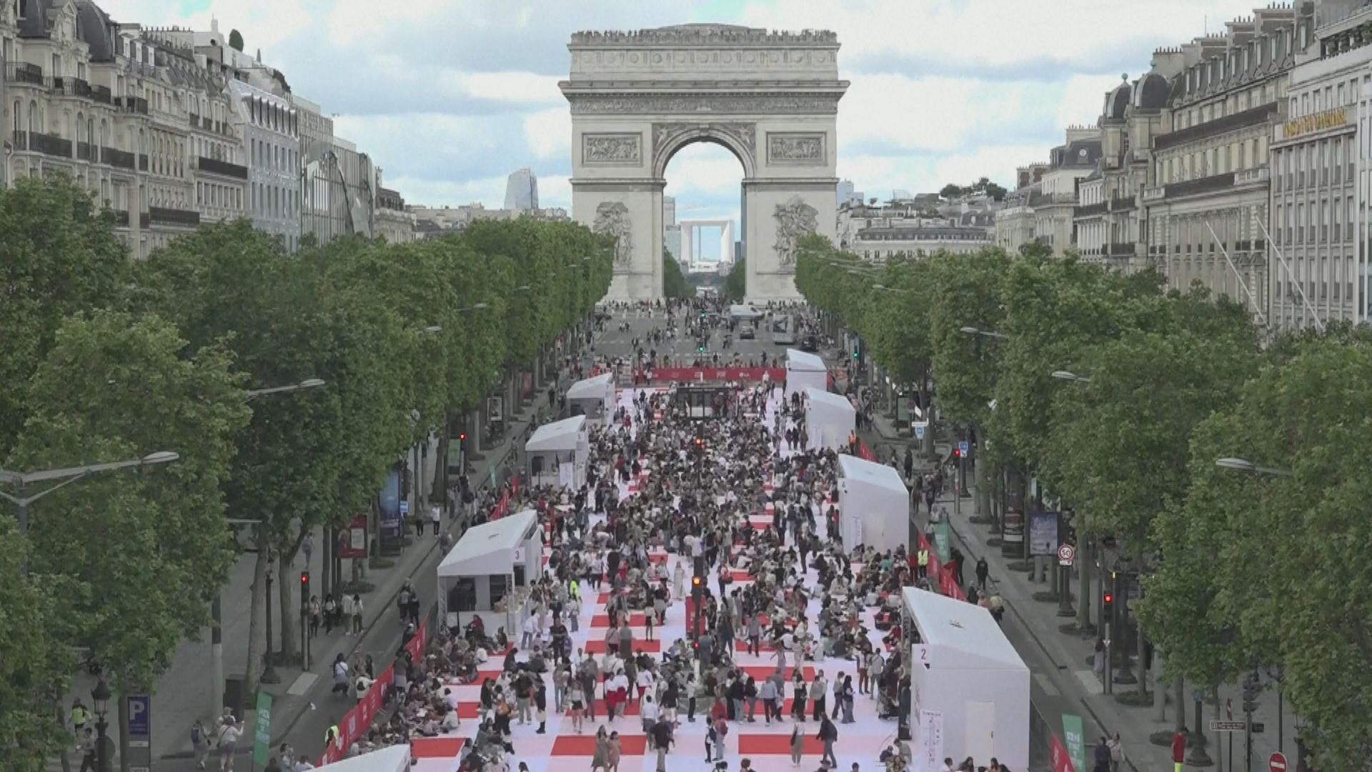 巴黎香榭麗舍大道舉行超大型野餐活動